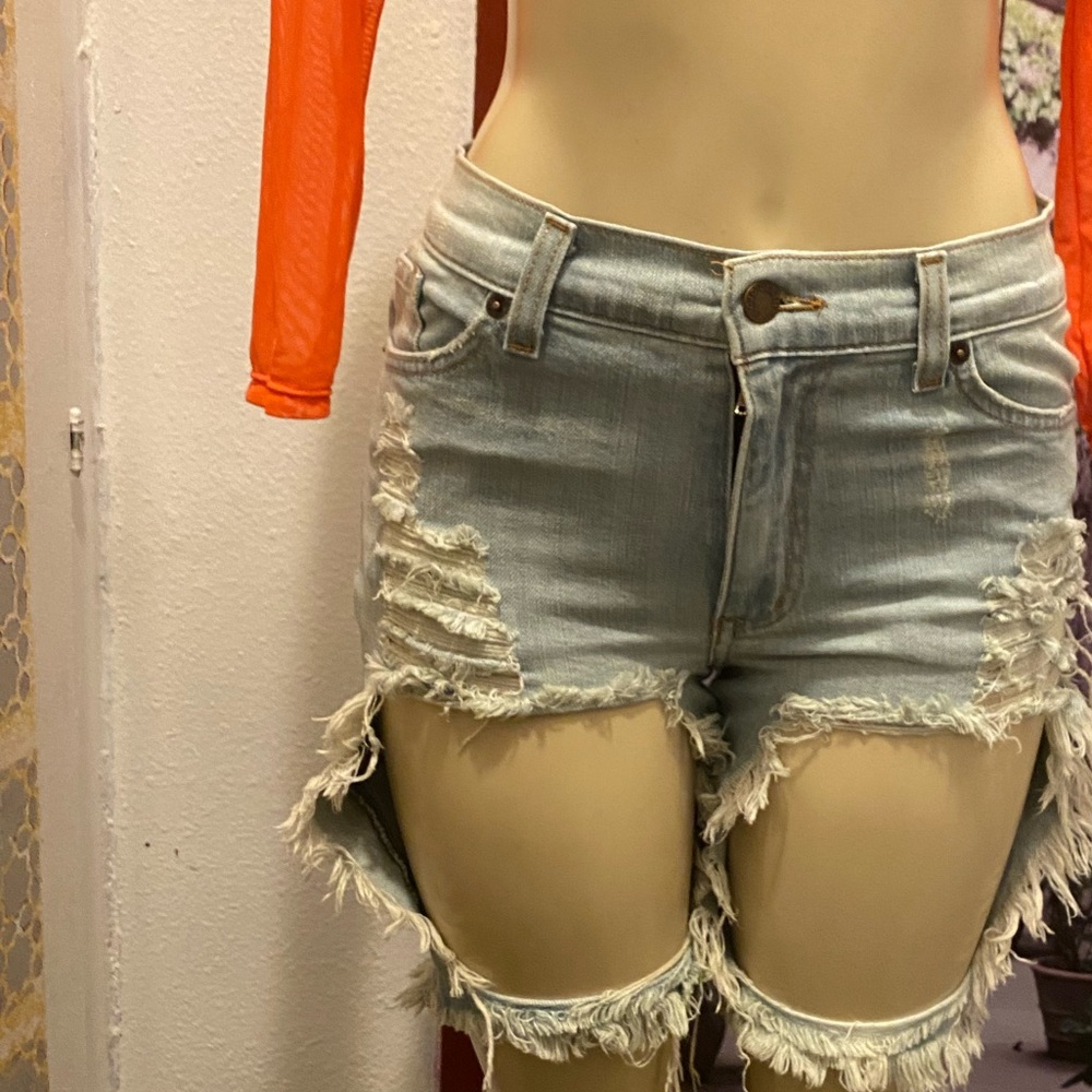 Fashion nova distressed Bermuda shorts size M - Picture 6 of 16